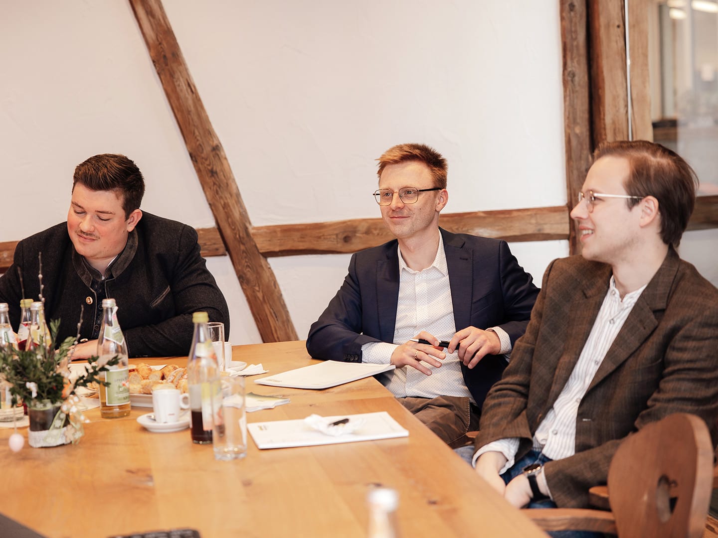 Drei Teammitglieder bei einer Besprechung am Tisch