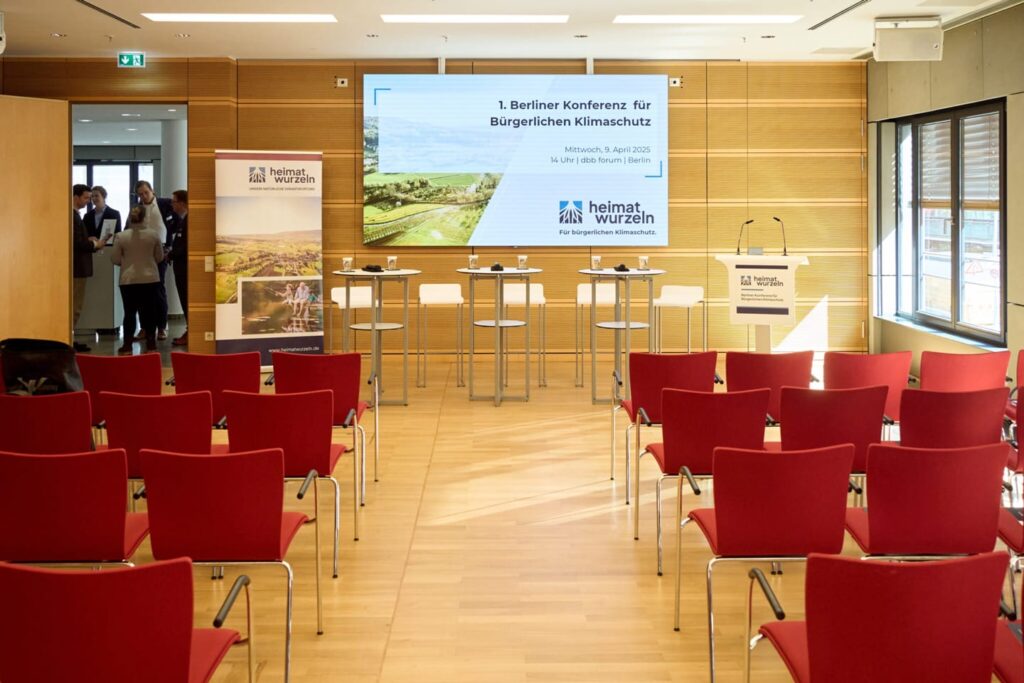 Kleiner leerer Saal mit Blick auf den Präsentationsbildschirm